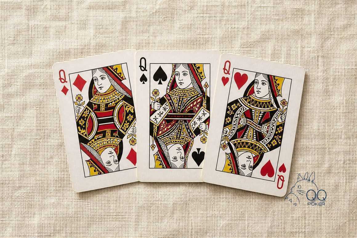 亚麻布上三张正面朝上的 Q:方块、黑桃、红桃,三条 Q,正俯